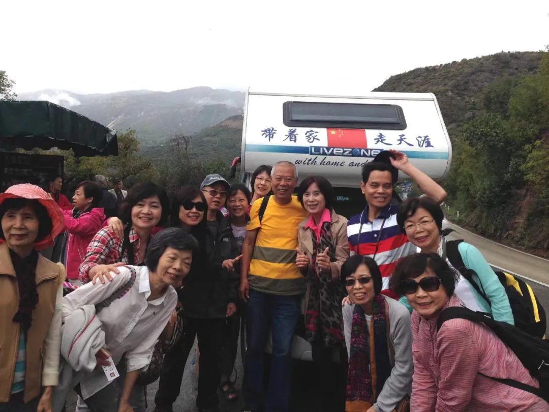 七旬老人開(kāi)房車帶老伴游世界l中國(guó)房車圈最早的“網(wǎng)紅達(dá)人”